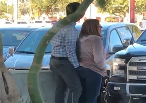 Seine Hand in ihrer Hose