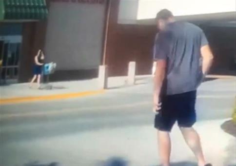 Frau verliert Kontrolle über Einkaufswagen