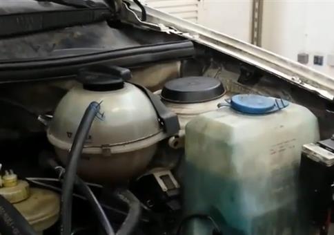 Auto mit speziellem Kühlwassercheck