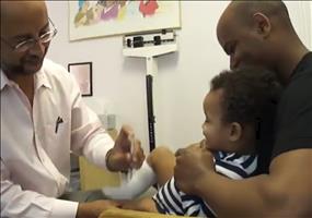 Kinderarzt mit geschickten Impfmethoden