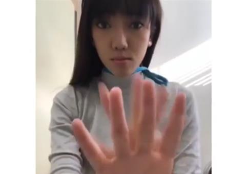 Optische Täuschung mit den Händen