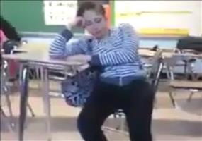 Nickerchen mit Bums in der Schule