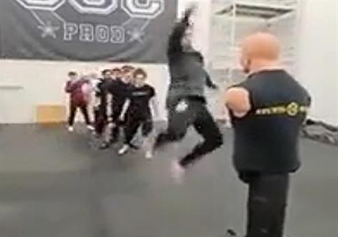 Kampfsportübung am Dummy