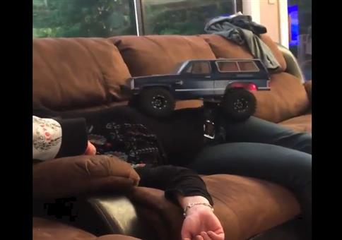 Mit ferngesteuertem Auto über schlafende Freundin fahren