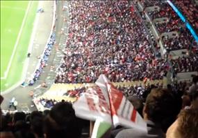 Papierflieger im Fußballstadion