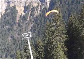 Mit dem Gleitschirm auf der Hochseilbahn grinden