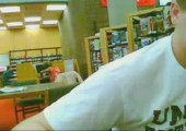 Interessante Frau in der Bibliothek