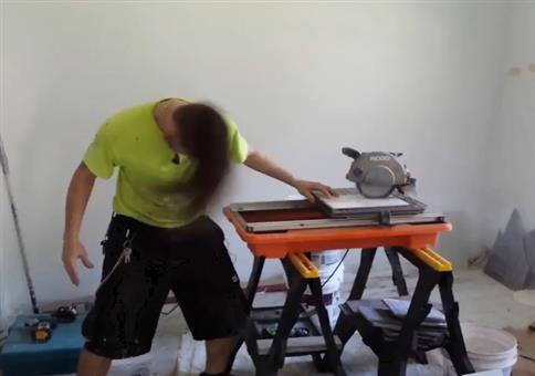 Heavy Metal Headbanger auf der Baustelle