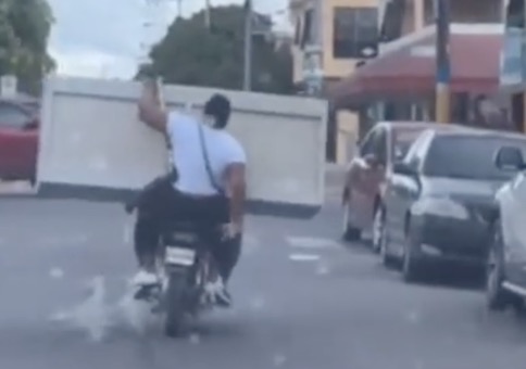 Einmal mit Profis: Schrank auf Moped transportieren