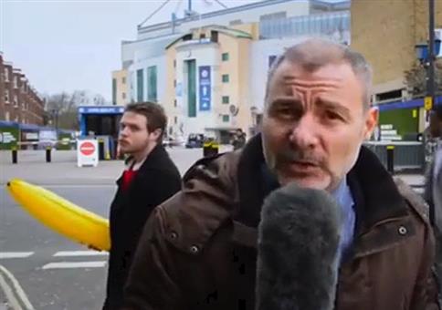 Den Reporter mit ner Banane streicheln
