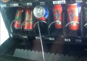 Dosen aus einem Getränkeautomat klauen