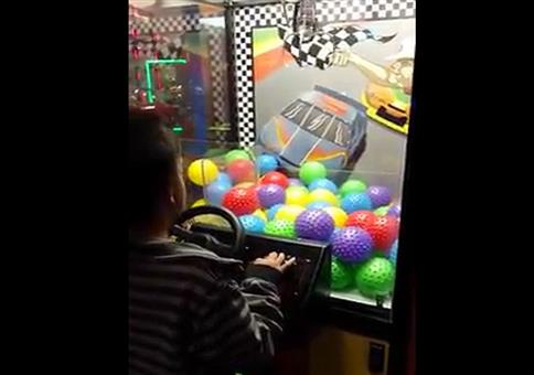 Kiddie hat Glück am Greifautomaten