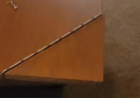 Katzenklappe in die Tür schneiden