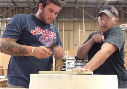 Den Finger geklammert: Schreiner verarscht Lehrling