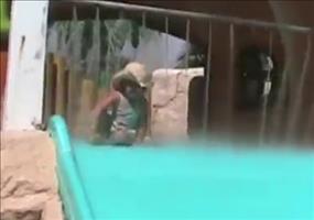 Die Kleine scheißt auf die Wasserrutsche