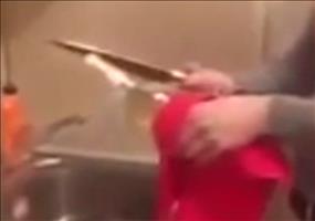 Sektflasche mit Messer köpfen