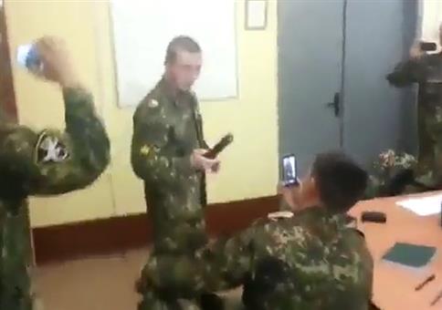 Russe macht n Elektroschocker Selfie