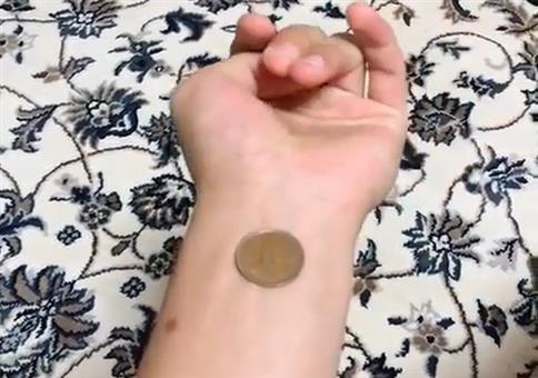 Coinflip auf dem Unterarm