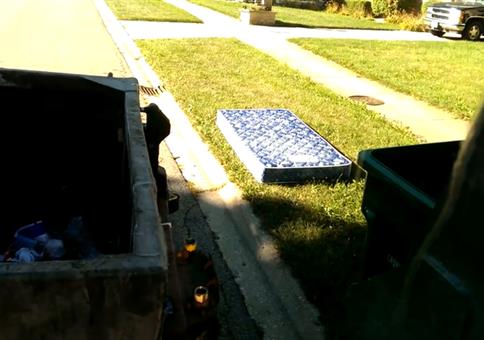 Die Matratze ist der Endboss des Müllwagenfahrers