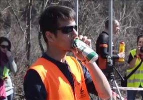 Das machen Rallye-Fans wenn gerade kein Auto vorbei kommt