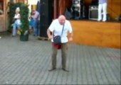 Opa tanzt zu Schlager