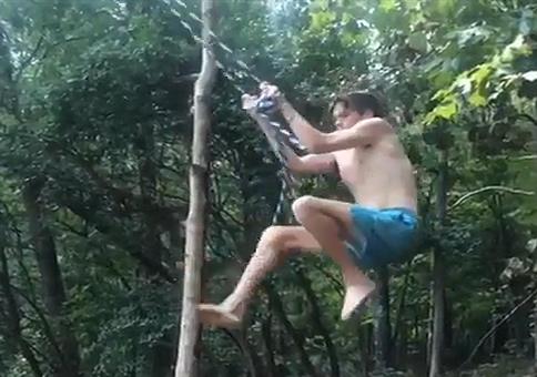 Mit dem Seil ins Wasser schwingen und dabei fast erhängen