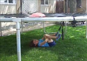 Riesiger Wasserballon auf Trampolin