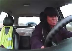 Krasser Unfall - Frau bleibt gelassen