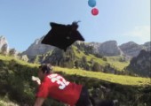 Sich mit dem Wingsuit einen Berg hinunter stürzen