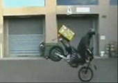 Pizzabote auf Motorroller macht Spässchen