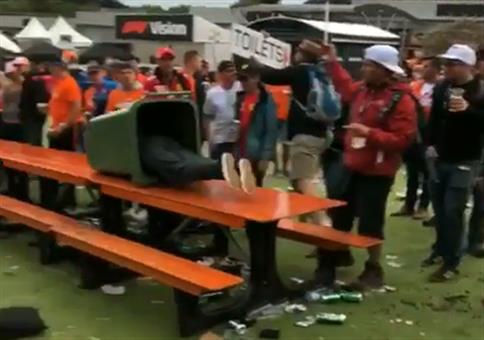 Tolles Saufspiel: Mülltonnenrutsche