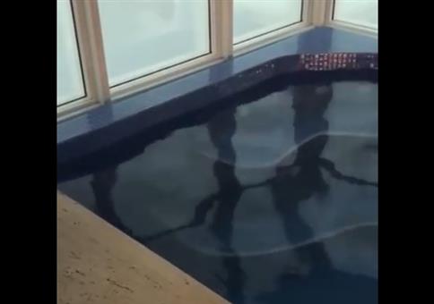 Pool im Wolkenkratzer bei starken Sturm