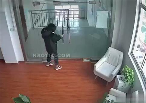 Glastür gibt spontan auf 