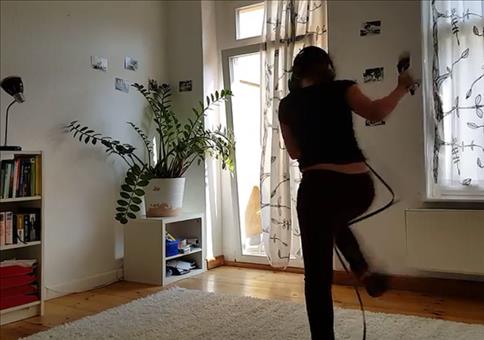 Im Wohnzimmer mit der Virtual-Reality-Brille unterwegs