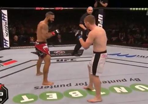 Kleine Schmunzelpause beim MMA Kampf