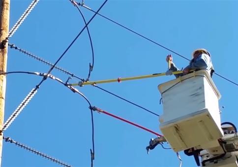 Elektriker nah am Lichtbogen