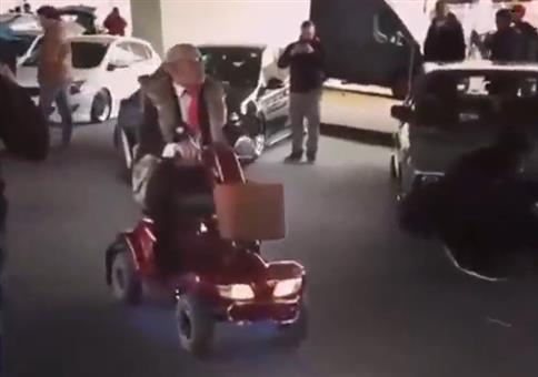 Hardcore Opa auf seinem Elektro-Scooter