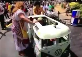 Seifenkistenhindernisrennen mit VW Bulli Nachbau