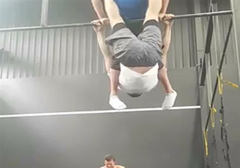 Zwei Typen und eine Stange