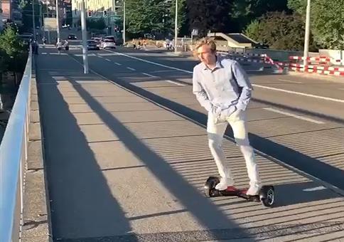 Lässig mit dem Hoverboard von der Brücke springen