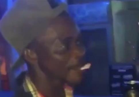 Der Typ und seine Zigarette