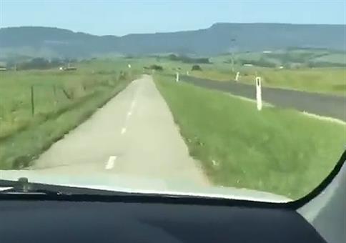 Auto auf dem Radweg unterwegs