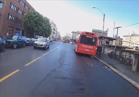 Die scharfen Augen eines Fahrgastes im Bus