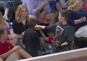 Junge verschenkt gefangenen Baseball an Mädchen