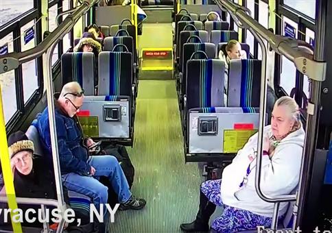 Pickup raucht in Linienbus