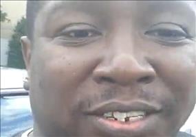 Vater amüsiert sich über die Aufforderung seines Sohnes