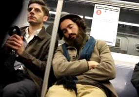 Experiment: Pennen in der Bahn an fremden Schultern