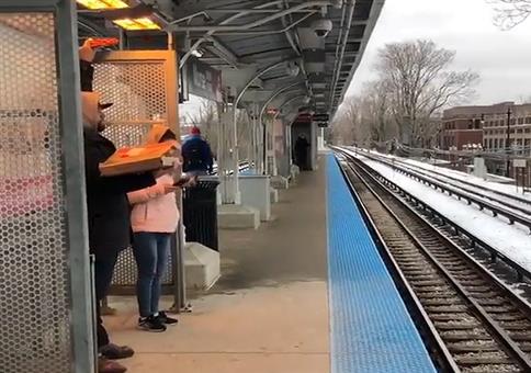 Damit die Pizza am Bahnsteig nicht kalt wird