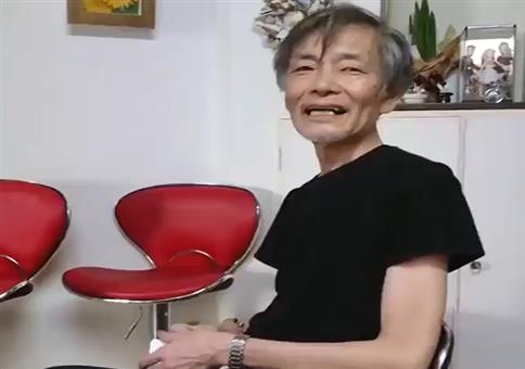 Er zaubert massenhaft Karten und Münzen aus seiner Hand