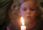 Mädchen will eine Kerze ausblasen